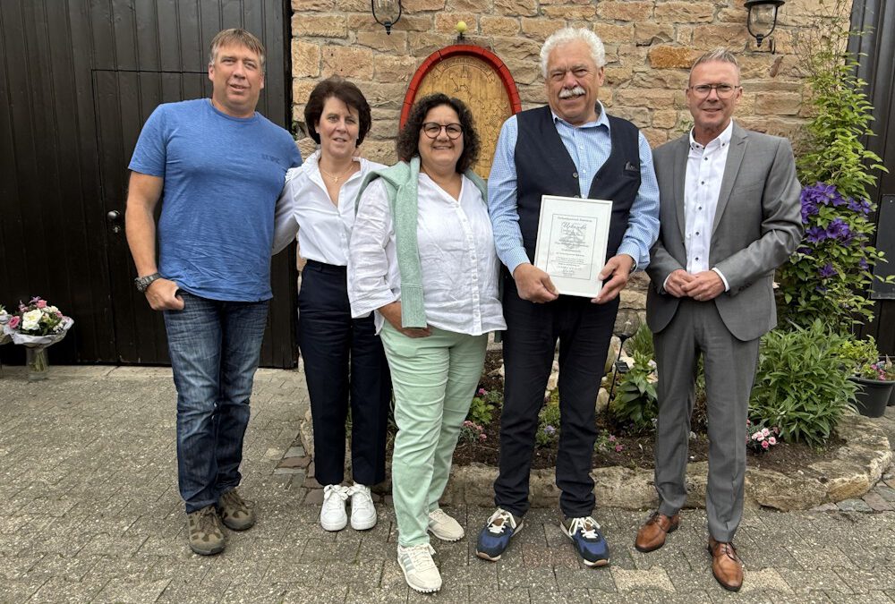 Verdiente Persönlichkeiten mit Ehrennadel ausgezeichnet